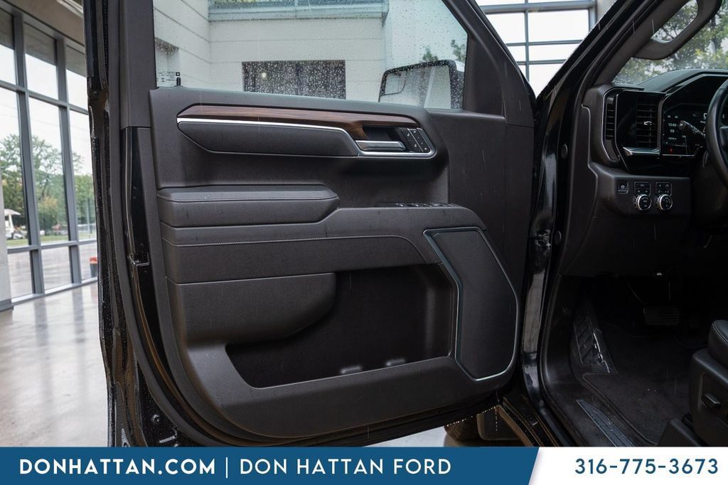 Used 2025 GMC Sierra 1500 SLT AWD/4WD image 12