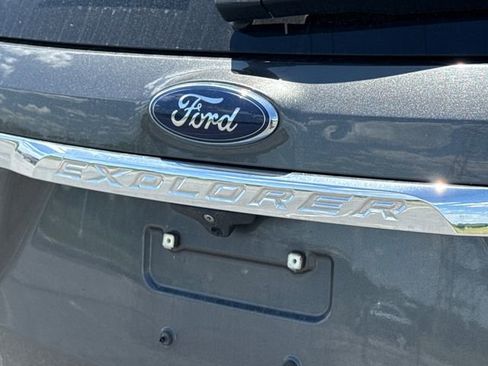 Used 2018 Ford Explorer XLT w/ Equipment Group 201A AWD/4WD image 16
