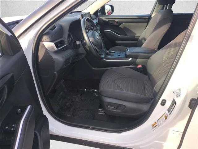Used 2025 Toyota Highlander LE FWD image 15