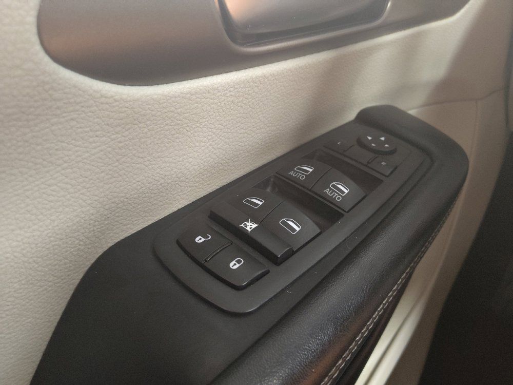 Used 2022 Chrysler Voyager LX FWD image 27