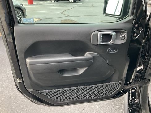 Used 2023 Jeep Wrangler Unlimited Rubicon 4xe image 3