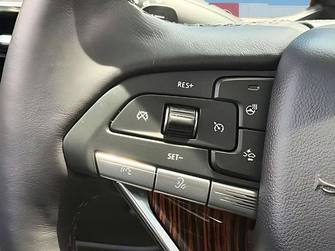 Used 2022 Cadillac Escalade Premium Luxury AWD/4WD image 10