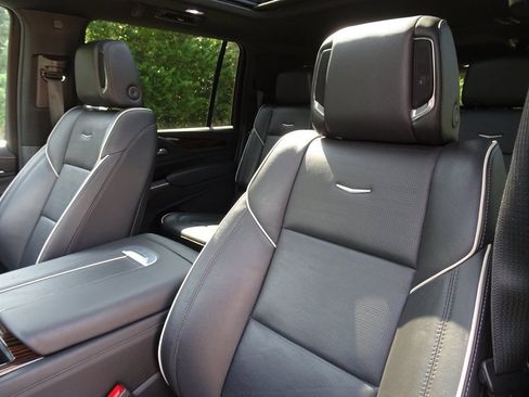 Used 2022 Cadillac Escalade ESV Premium Luxury AWD/4WD image 10