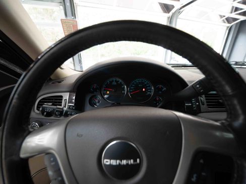 Used 2013 GMC Yukon XL Denali AWD/4WD image 15
