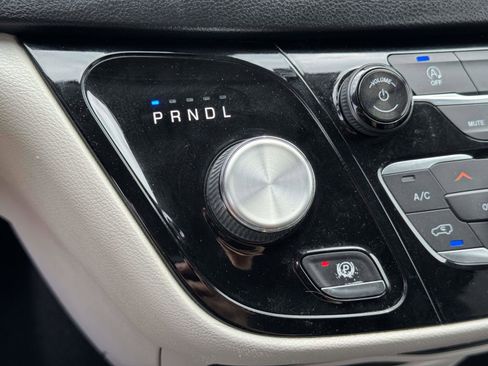 Used 2019 Chrysler Pacifica Touring-L FWD image 28