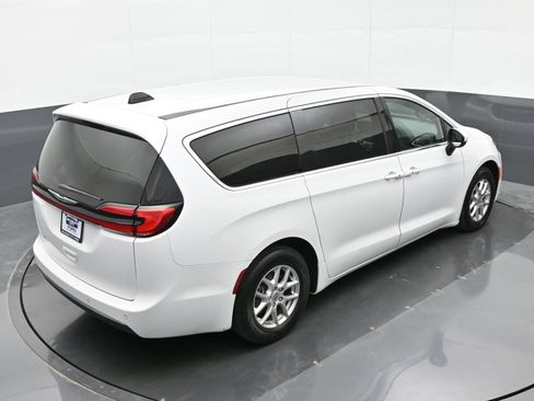 Used 2023 Chrysler Pacifica Touring FWD image 35