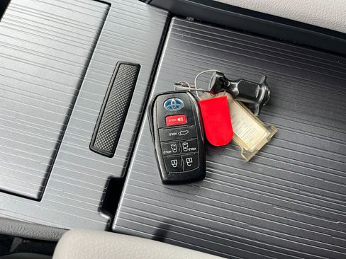 Used 2025 Toyota Sienna XLE image 22