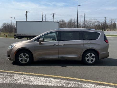 Used 2017 Chrysler Pacifica Touring-L Plus image 2