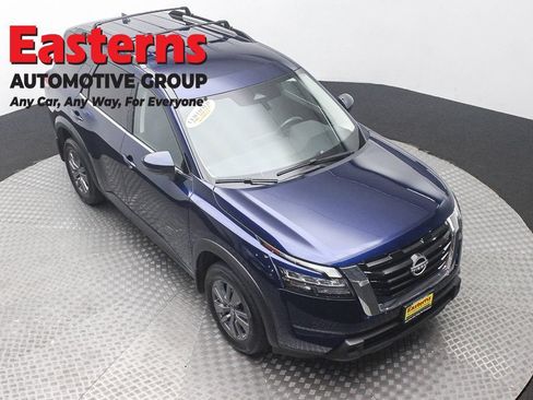 Used 2023 Nissan Pathfinder SV AWD/4WD image 3