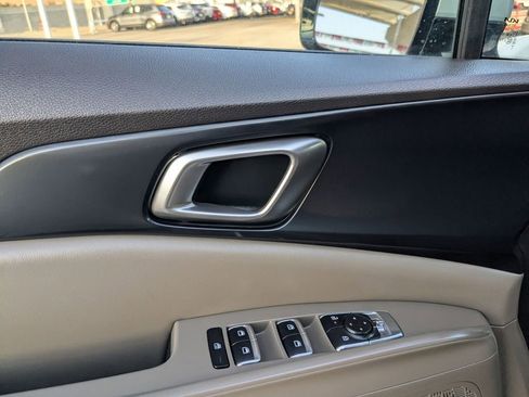 Used 2025 Kia Carnival image 17