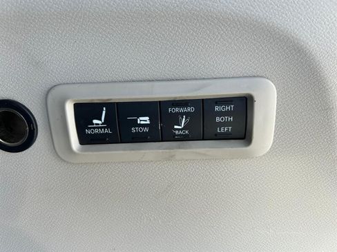 Used 2018 Chrysler Pacifica Limited FWD image 27