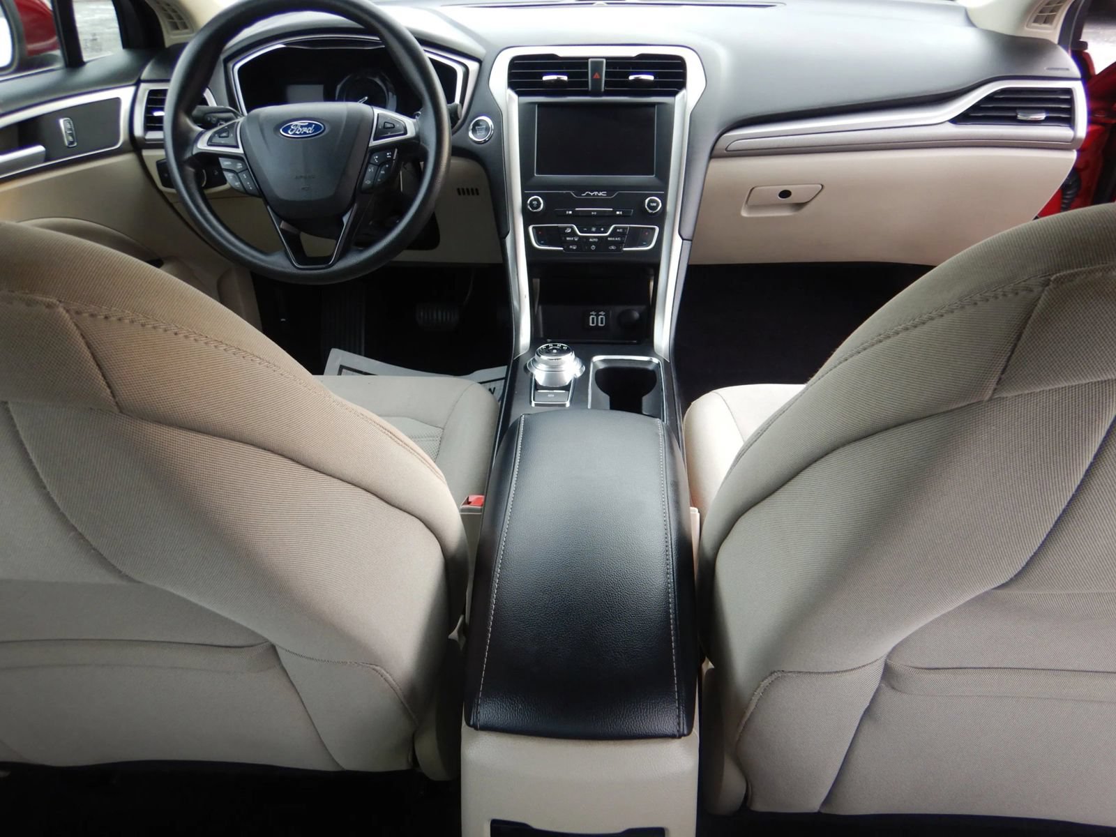 Used 2019 Ford Fusion SE FWD image 18