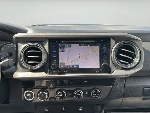 Used 2017 Toyota Tacoma TRD Sport AWD/4WD image 10