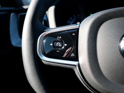 Used 2025 Volvo XC60 B5 Plus image 19