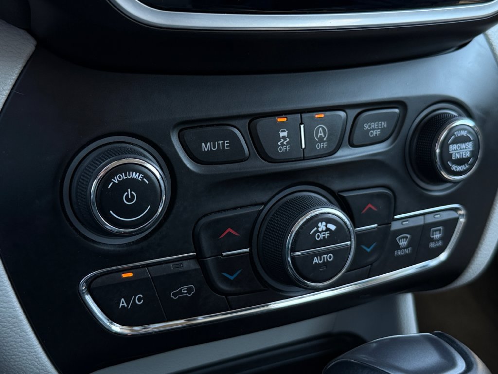 Used 2020 Jeep Cherokee Limited AWD/4WD image 11