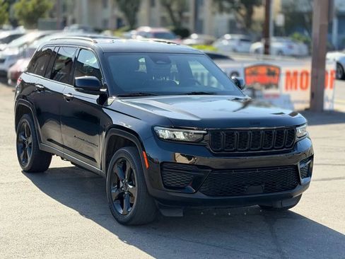 Used 2023 Jeep Grand Cherokee Altitude AWD/4WD image 2