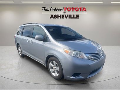 Used 2017 Toyota Sienna LE