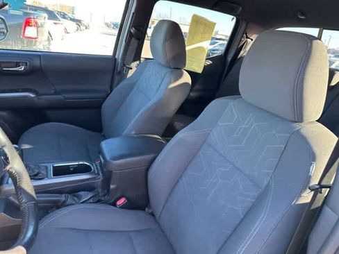 Used 2016 Toyota Tacoma TRD Sport image 4