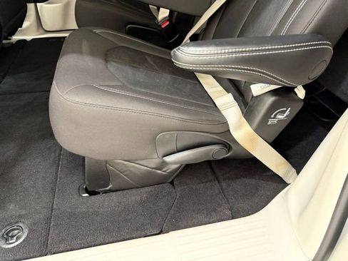 Used 2023 Chrysler Voyager LX image 16