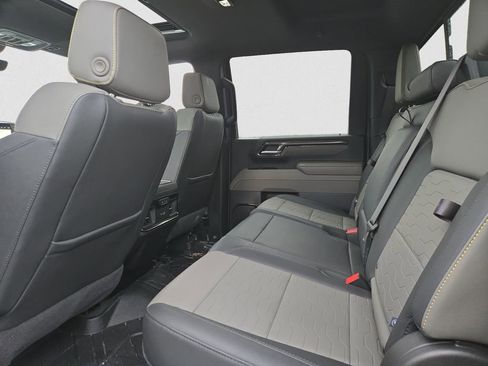 Used 2025 Chevrolet Silverado 2500 ZR2 w/ Technology Package image 16