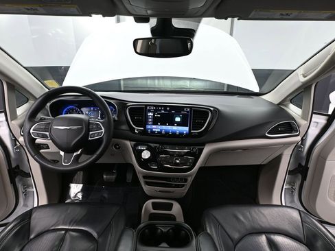 Used 2022 Chrysler Pacifica Touring-L FWD image 25