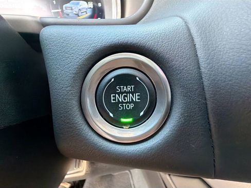 Used 2024 GMC Yukon XL SLT AWD/4WD image 36