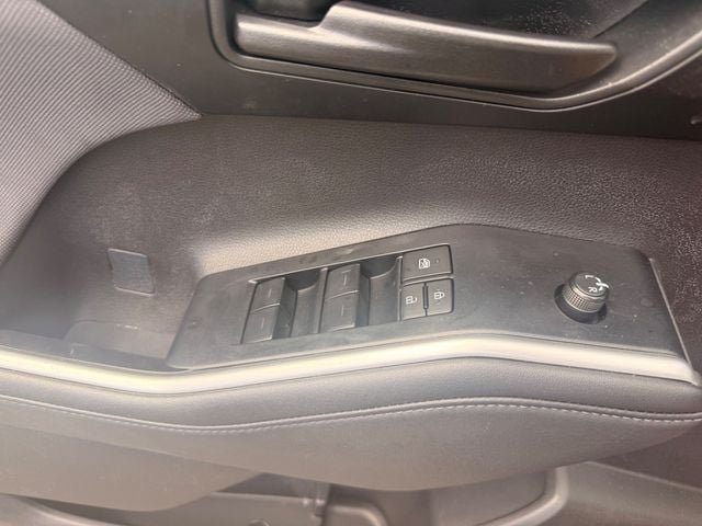 Used 2025 Toyota Highlander LE FWD image 8