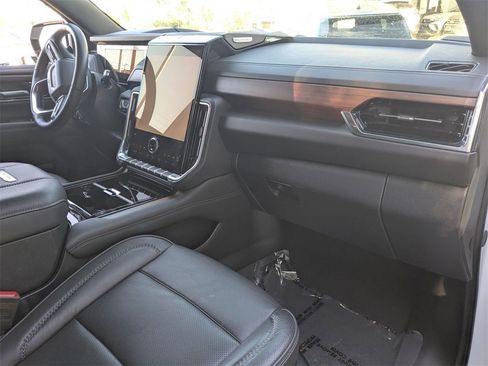 Used 2025 GMC Yukon Denali image 33