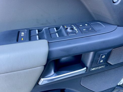 Used 2025 Land Rover Defender 110 X-Dynamic SE image 11