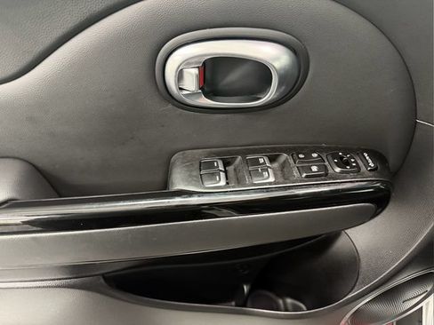 Used 2018 Kia Soul ! w/ Tech Package FWD image 13