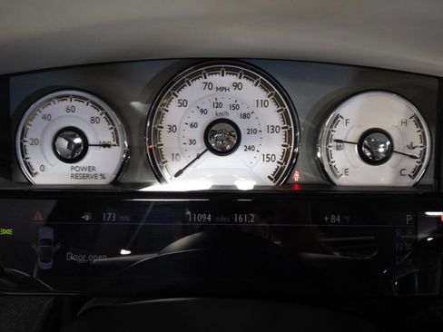 Used 2019 Rolls-Royce Dawn RWD image 28
