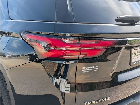 Used 2023 Chevrolet Traverse LT w/ LT Premium Package FWD image 4