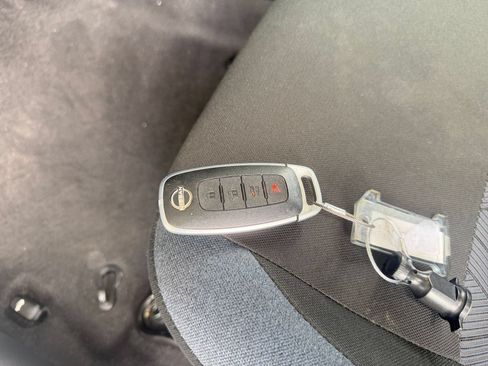 Used 2025 Nissan Versa SV FWD image 21
