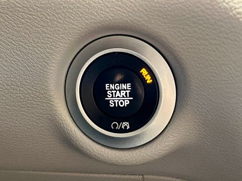 Used 2017 Chrysler Pacifica Touring w/ Tire & Wheel Group FWD image 21