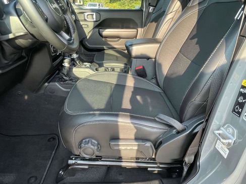 Used 2021 Jeep Wrangler Unlimited Sport image 17