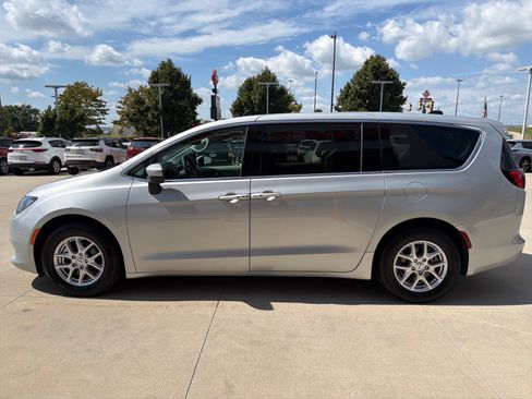 Used 2023 Chrysler Voyager LX FWD image 5