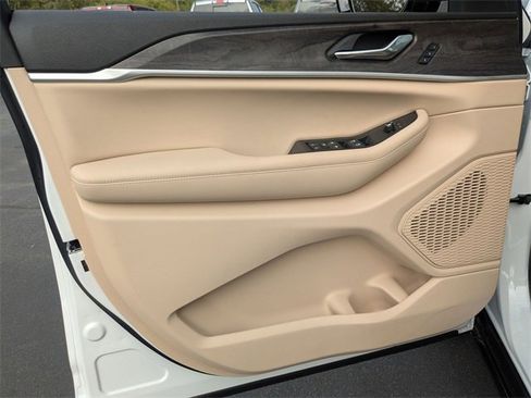 New 2025 Jeep Grand Cherokee Limited image 10