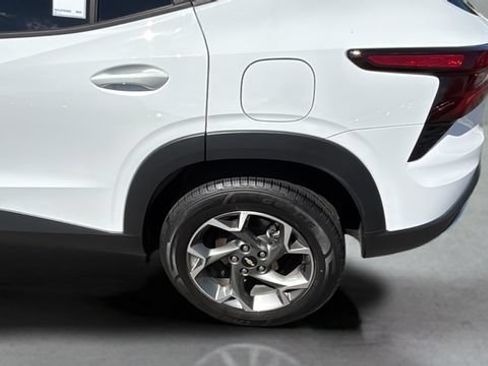 Used 2025 Chevrolet Trax LT FWD image 38