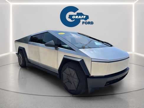 Used 2024 Tesla Cybertruck AWD Crew Cab image 4