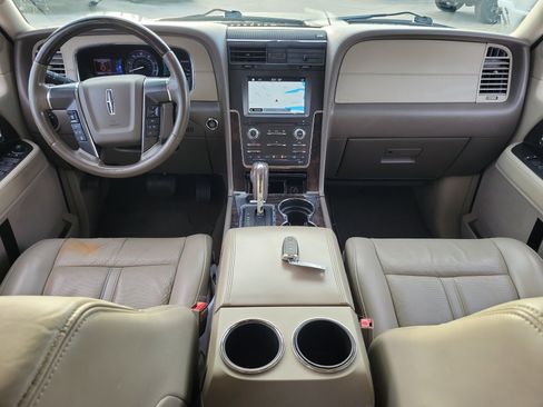 Used 2017 Lincoln Navigator Select image 14