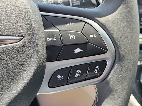 Used 2023 Chrysler Pacifica Touring-L FWD image 31