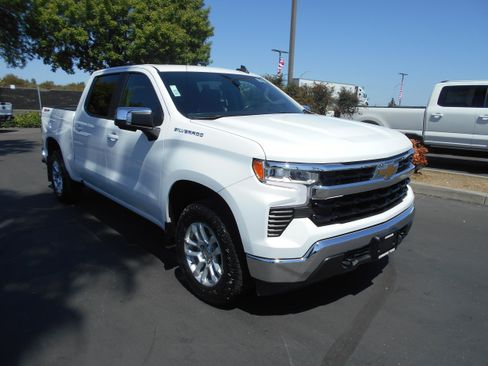 Used 2023 Chevrolet Silverado 1500 LT w/ Safety Package AWD/4WD image 7
