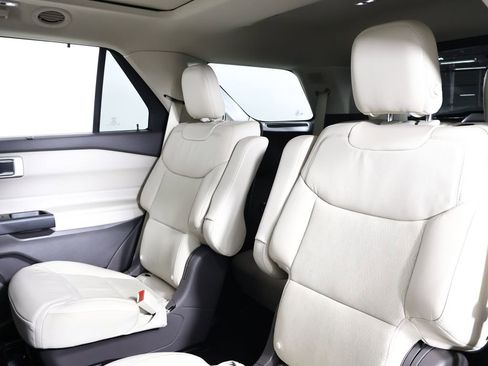 Used 2020 Ford Explorer Platinum w/ Premium Technology Package image 10