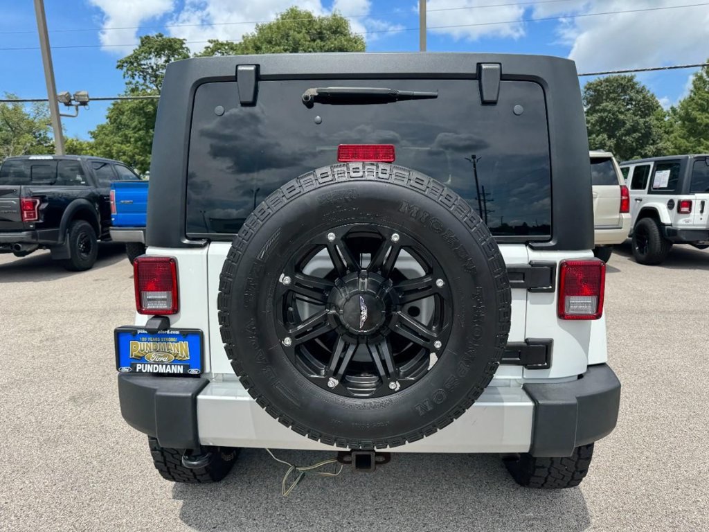 Used 2015 Jeep Wrangler Unlimited Sahara AWD/4WD image 4