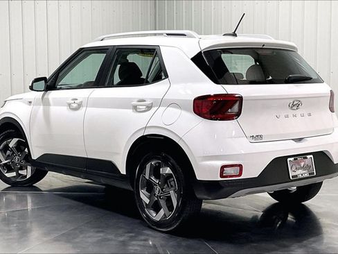 Used 2025 Hyundai Venue SEL FWD image 12
