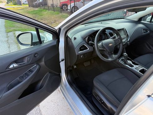 Used 2017 Chevrolet Cruze LT w/ Convenience Package FWD image 3