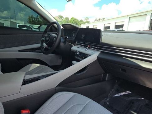 Used 2025 Hyundai Elantra Limited FWD image 19