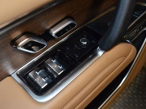 Used 2025 Land Rover Range Rover SE AWD/4WD image 18