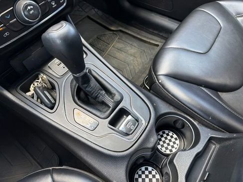 Used 2019 Jeep Cherokee Latitude Plus FWD image 11