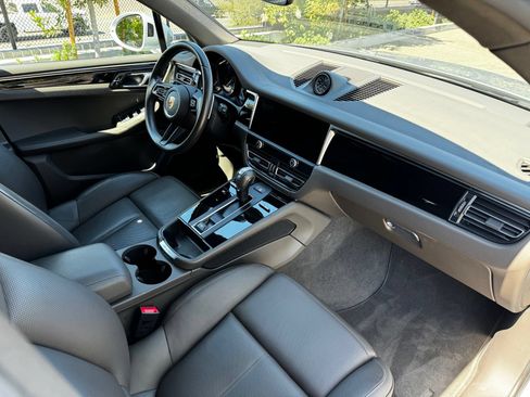 Certified 2024 Porsche Macan AWD/4WD image 29